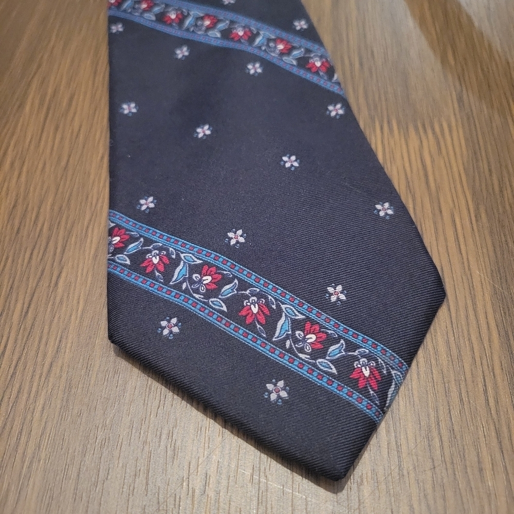 Christian Dior Men's Blue And Red Patterned All Silk Neck Tie Made In USA - Picture 2 of 5